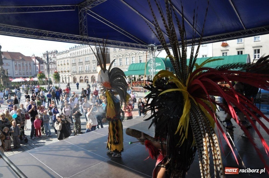 Zdjęcie w galerii na portalu naszraciborz.pl: Potomkowie Azteków tańczyli na Rynku wiadomości z regionu