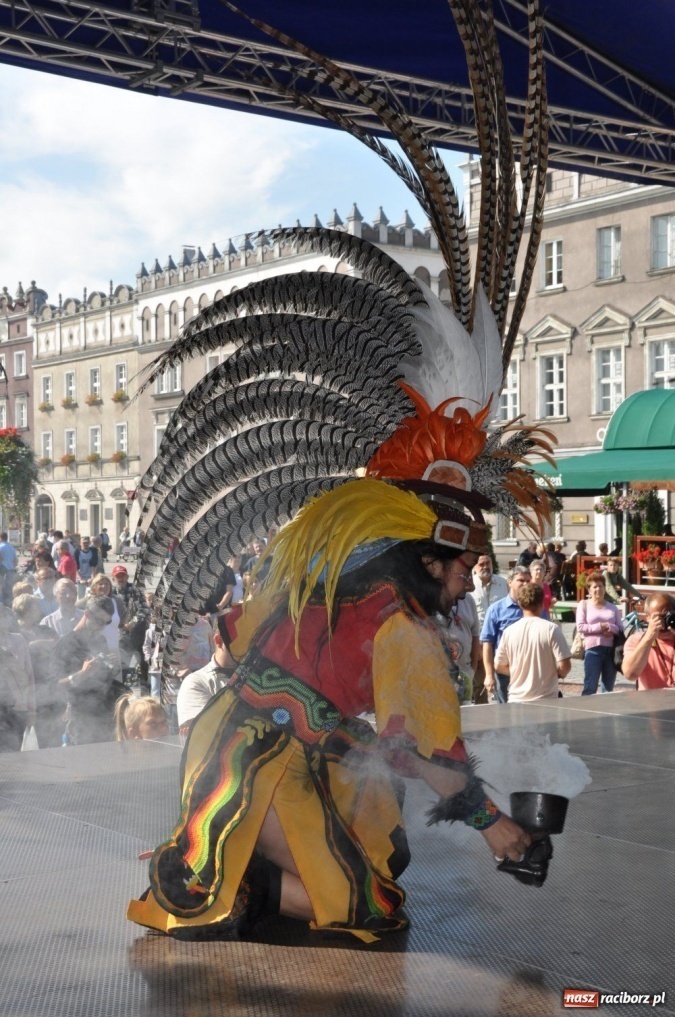 Zdjęcie w galerii na portalu naszraciborz.pl: Potomkowie Azteków tańczyli na Rynku wiadomości z regionu
