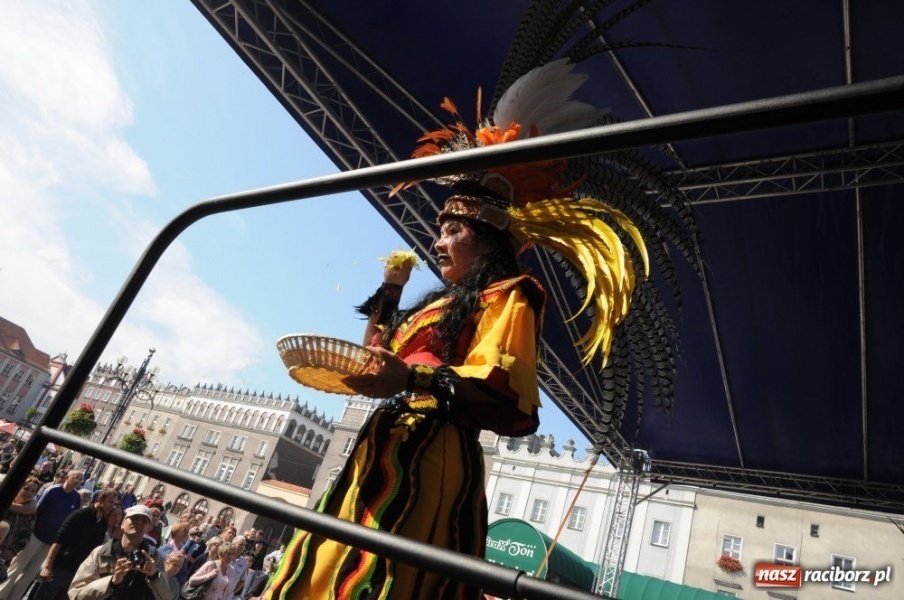 Zdjęcie w galerii na portalu naszraciborz.pl: Potomkowie Azteków tańczyli na Rynku wiadomości z regionu