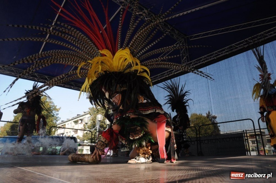 Zdjęcie w galerii na portalu naszraciborz.pl: Potomkowie Azteków tańczyli na Rynku wiadomości z regionu