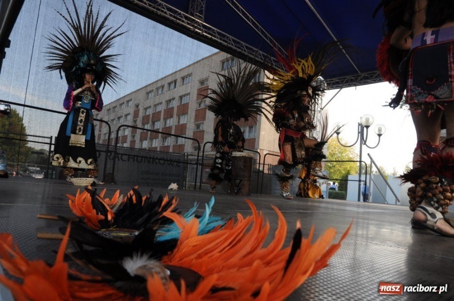 Zdjęcie w galerii na portalu naszraciborz.pl: Potomkowie Azteków tańczyli na Rynku wiadomości z regionu