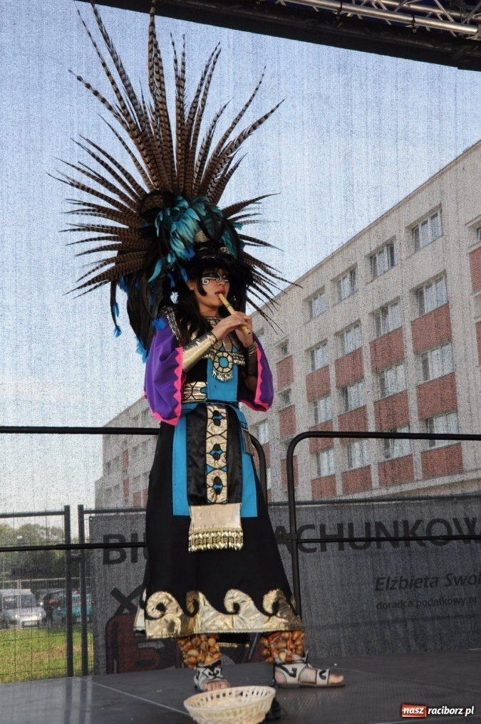 Zdjęcie w galerii na portalu naszraciborz.pl: Potomkowie Azteków tańczyli na Rynku wiadomości z regionu