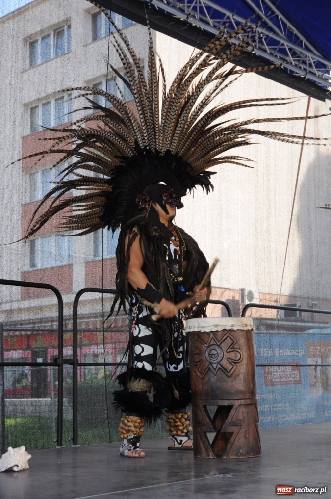 Zdjęcie w galerii na portalu naszraciborz.pl: Potomkowie Azteków tańczyli na Rynku wiadomości z regionu