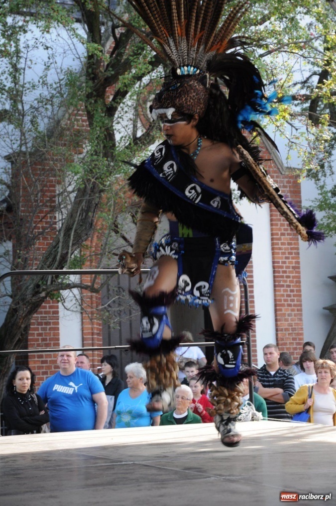 Zdjęcie w galerii na portalu naszraciborz.pl: Potomkowie Azteków tańczyli na Rynku wiadomości z regionu