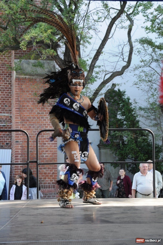 Zdjęcie w galerii na portalu naszraciborz.pl: Potomkowie Azteków tańczyli na Rynku wiadomości z regionu