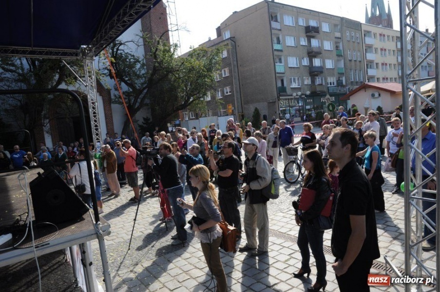 Zdjęcie w galerii na portalu naszraciborz.pl: Potomkowie Azteków tańczyli na Rynku wiadomości z regionu
