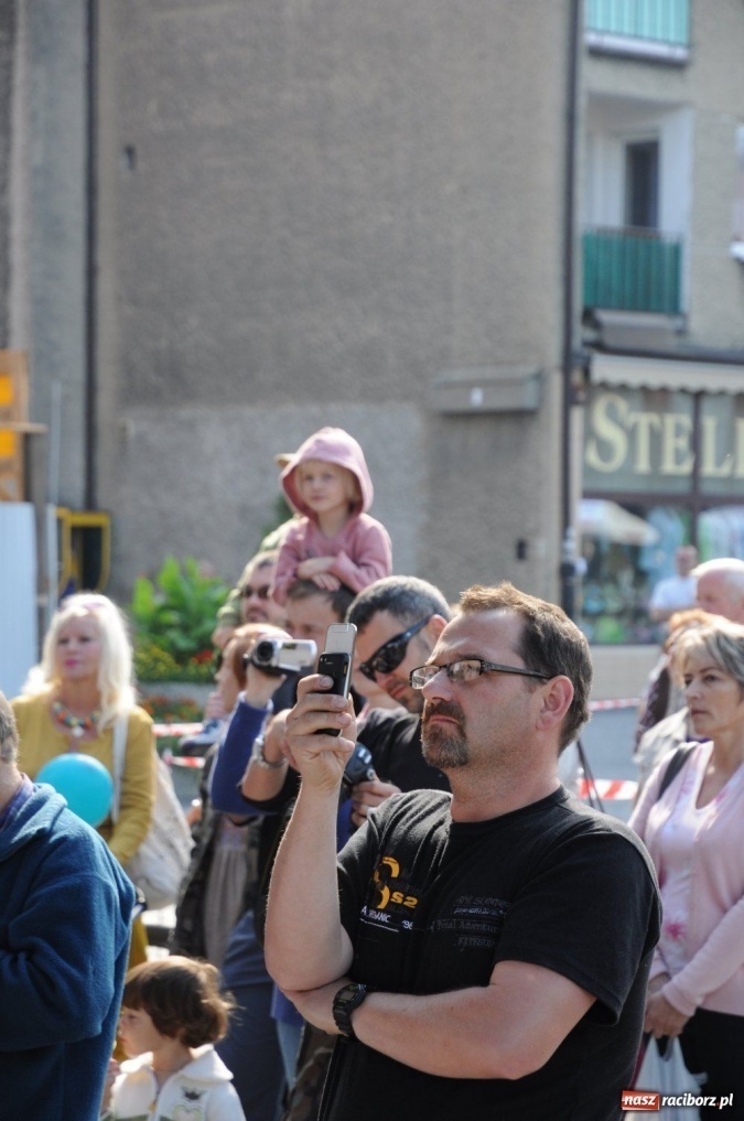 Zdjęcie w galerii na portalu naszraciborz.pl: Potomkowie Azteków tańczyli na Rynku wiadomości z regionu