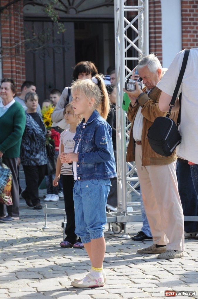 Zdjęcie w galerii na portalu naszraciborz.pl: Potomkowie Azteków tańczyli na Rynku wiadomości z regionu