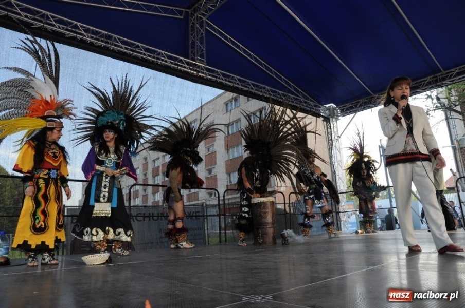 Zdjęcie w galerii na portalu naszraciborz.pl: Potomkowie Azteków tańczyli na Rynku wiadomości z regionu