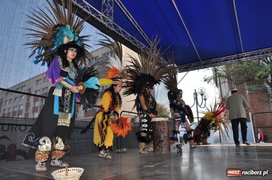 Zdjęcie w galerii na portalu naszraciborz.pl: Potomkowie Azteków tańczyli na Rynku wiadomości z regionu