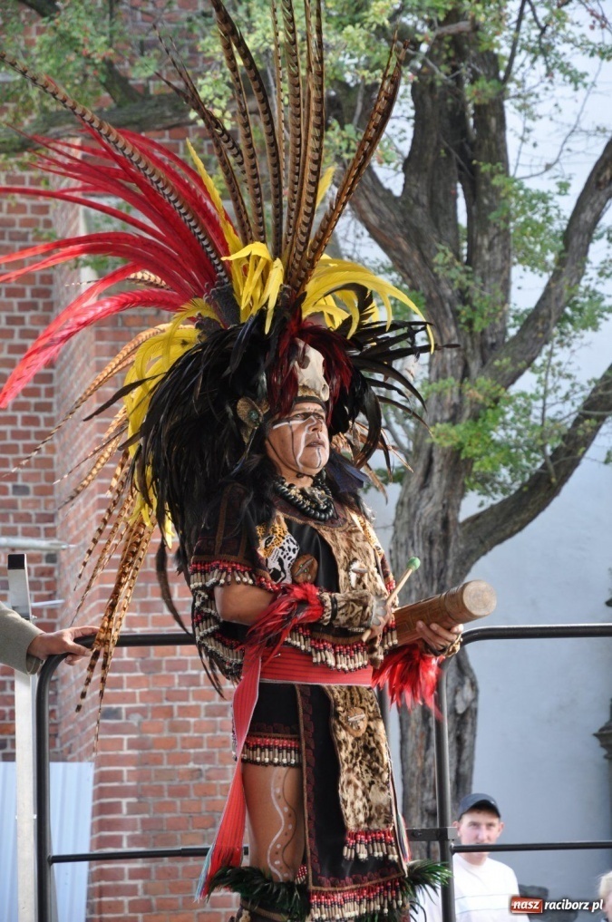 Zdjęcie w galerii na portalu naszraciborz.pl: Potomkowie Azteków tańczyli na Rynku wiadomości z regionu