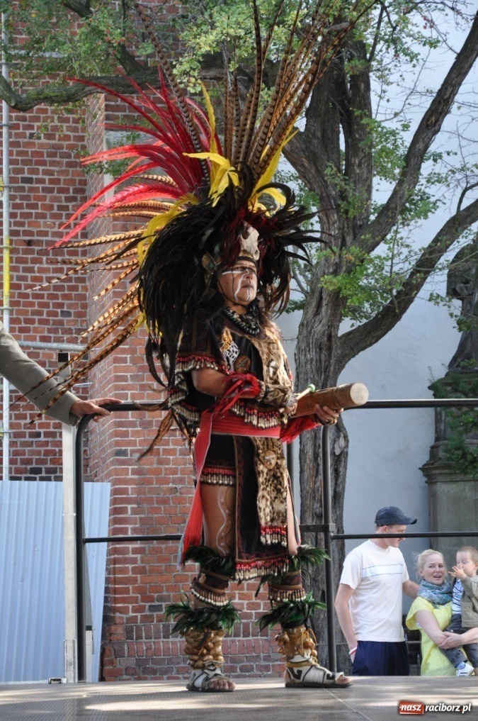 Zdjęcie w galerii na portalu naszraciborz.pl: Potomkowie Azteków tańczyli na Rynku wiadomości z regionu