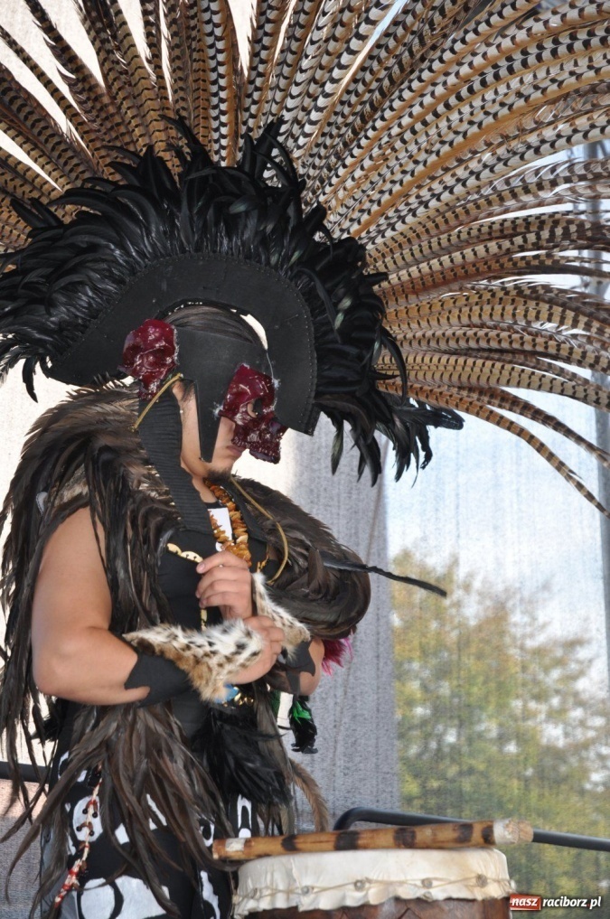 Zdjęcie w galerii na portalu naszraciborz.pl: Potomkowie Azteków tańczyli na Rynku wiadomości z regionu
