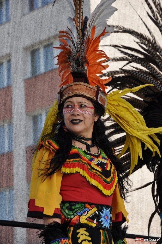 Zdjęcie w galerii na portalu naszraciborz.pl: Potomkowie Azteków tańczyli na Rynku wiadomości z regionu