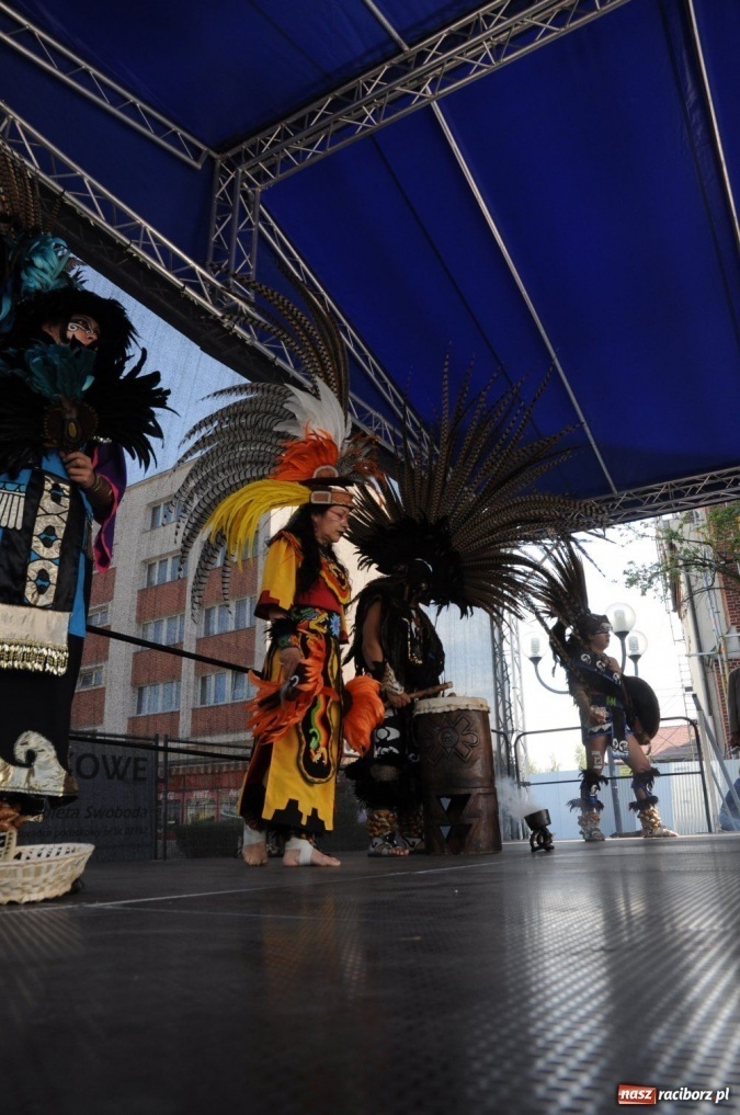 Zdjęcie w galerii na portalu naszraciborz.pl: Potomkowie Azteków tańczyli na Rynku wiadomości z regionu