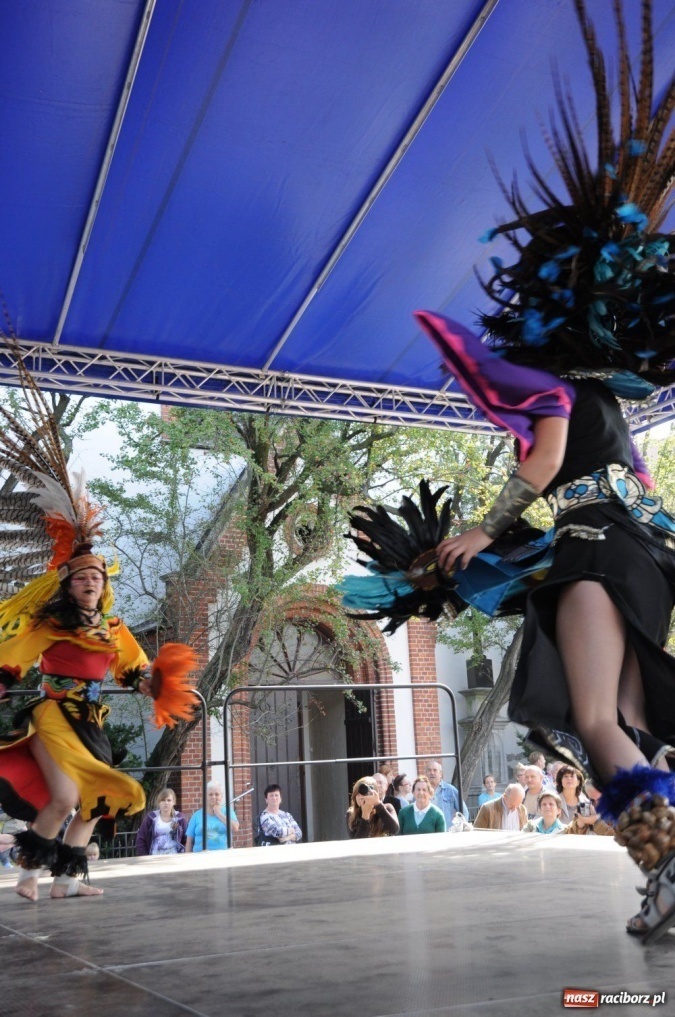 Zdjęcie w galerii na portalu naszraciborz.pl: Potomkowie Azteków tańczyli na Rynku wiadomości z regionu