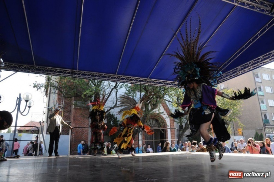 Zdjęcie w galerii na portalu naszraciborz.pl: Potomkowie Azteków tańczyli na Rynku wiadomości z regionu