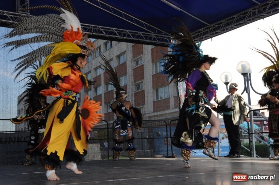 Zdjęcie w galerii na portalu naszraciborz.pl: Potomkowie Azteków tańczyli na Rynku wiadomości z regionu