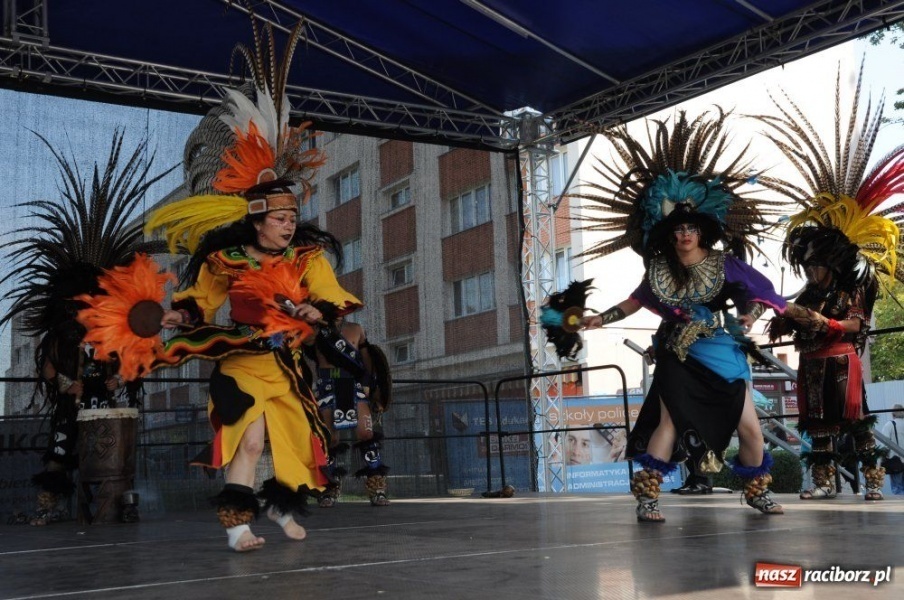 Zdjęcie w galerii na portalu naszraciborz.pl: Potomkowie Azteków tańczyli na Rynku wiadomości z regionu