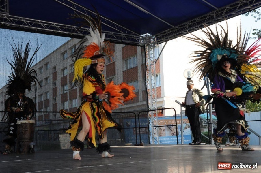 Zdjęcie w galerii na portalu naszraciborz.pl: Potomkowie Azteków tańczyli na Rynku wiadomości z regionu