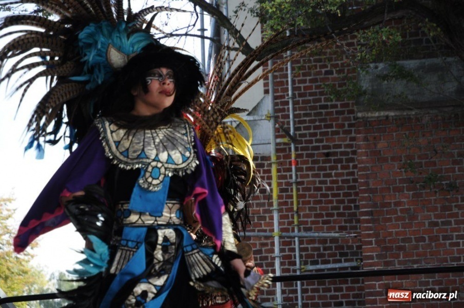 Zdjęcie w galerii na portalu naszraciborz.pl: Potomkowie Azteków tańczyli na Rynku wiadomości z regionu