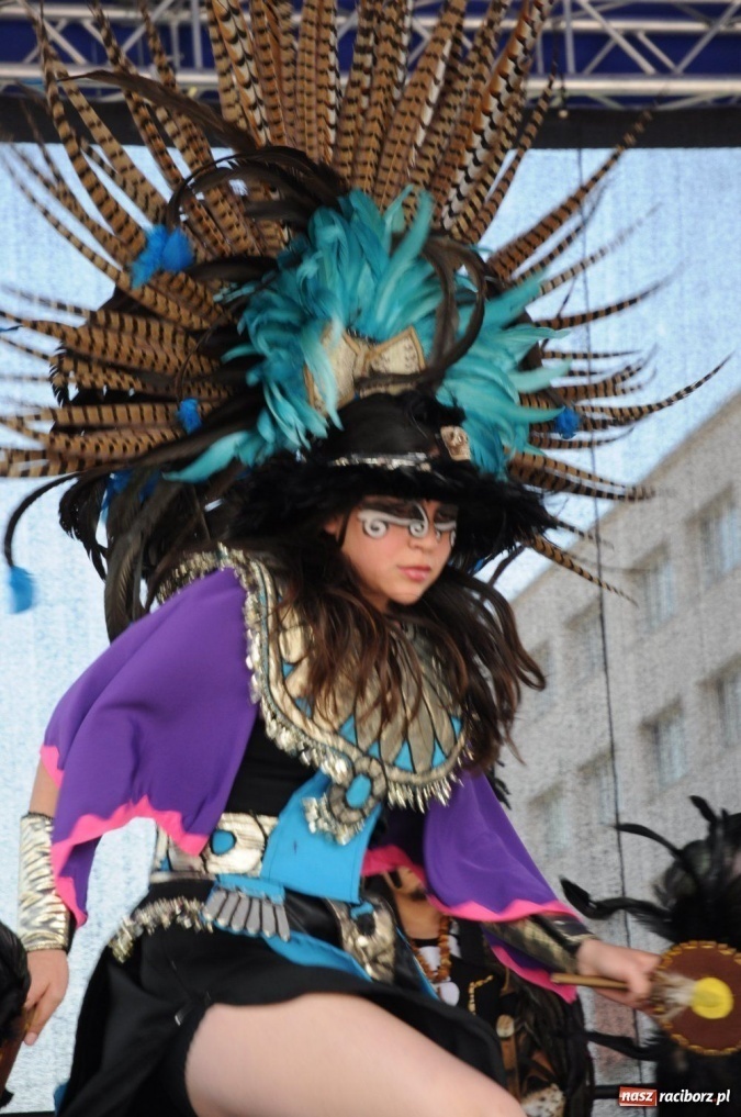 Zdjęcie w galerii na portalu naszraciborz.pl: Potomkowie Azteków tańczyli na Rynku wiadomości z regionu