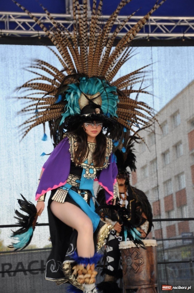 Zdjęcie w galerii na portalu naszraciborz.pl: Potomkowie Azteków tańczyli na Rynku wiadomości z regionu