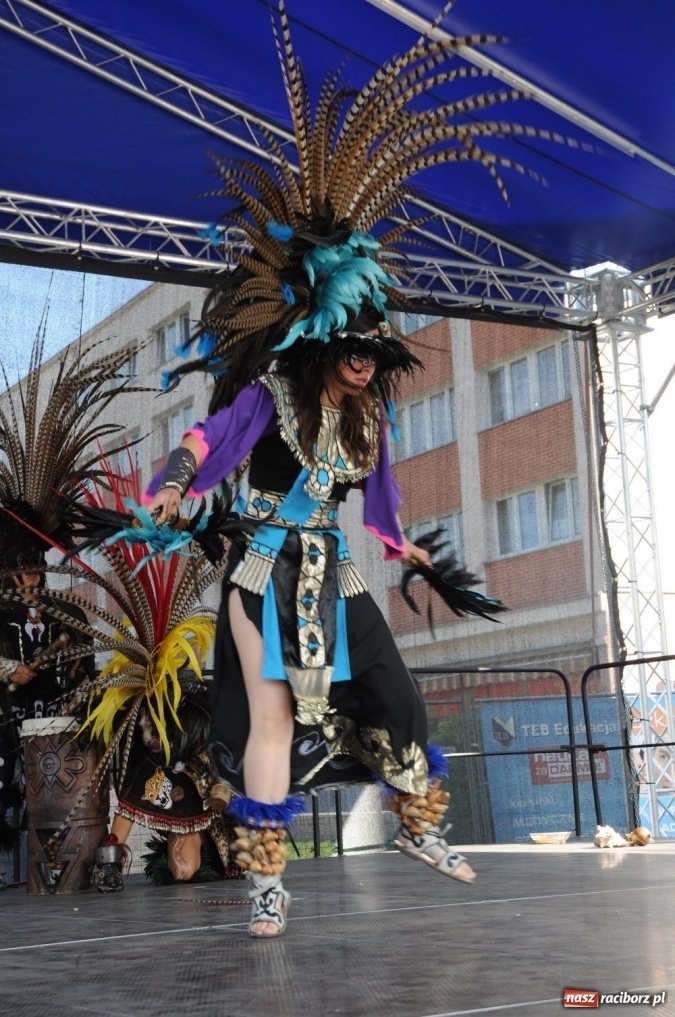 Zdjęcie w galerii na portalu naszraciborz.pl: Potomkowie Azteków tańczyli na Rynku wiadomości z regionu