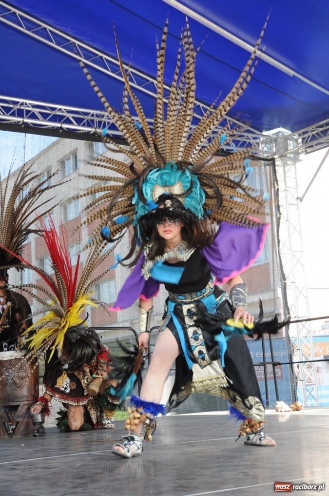 Zdjęcie w galerii na portalu naszraciborz.pl: Potomkowie Azteków tańczyli na Rynku wiadomości z regionu