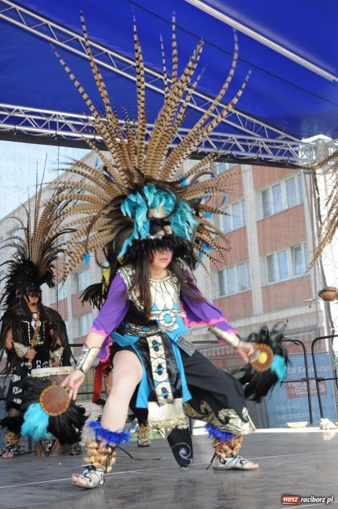 Zdjęcie w galerii na portalu naszraciborz.pl: Potomkowie Azteków tańczyli na Rynku wiadomości z regionu