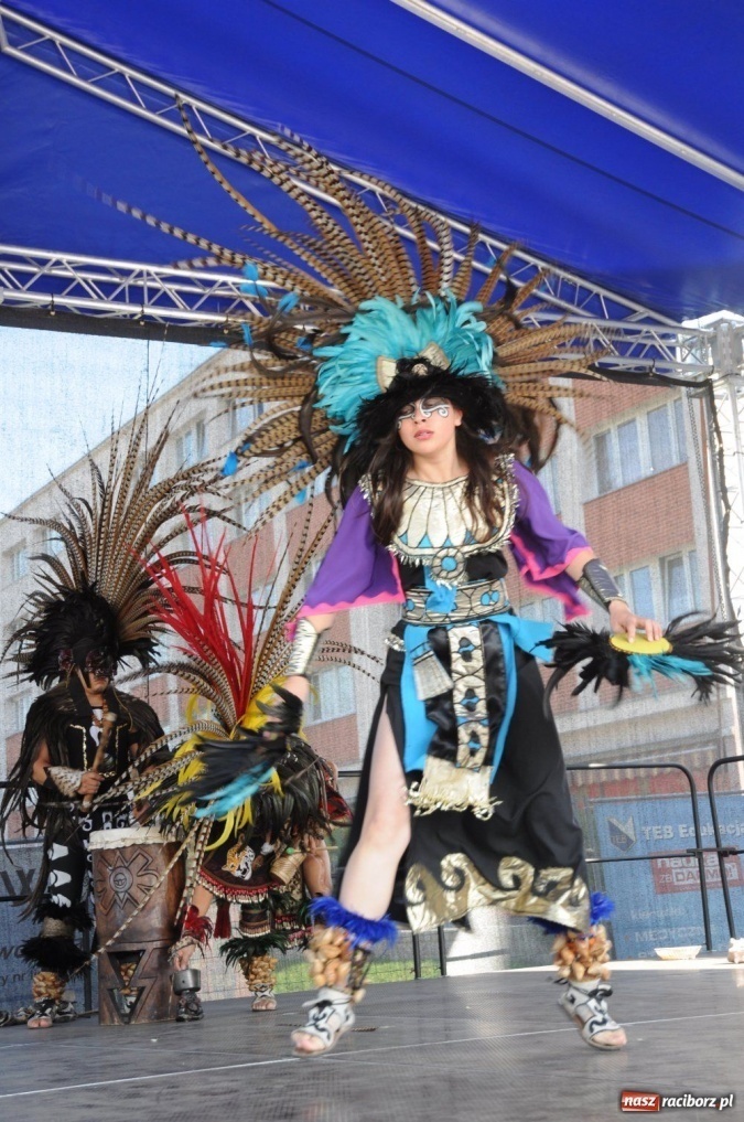 Zdjęcie w galerii na portalu naszraciborz.pl: Potomkowie Azteków tańczyli na Rynku wiadomości z regionu