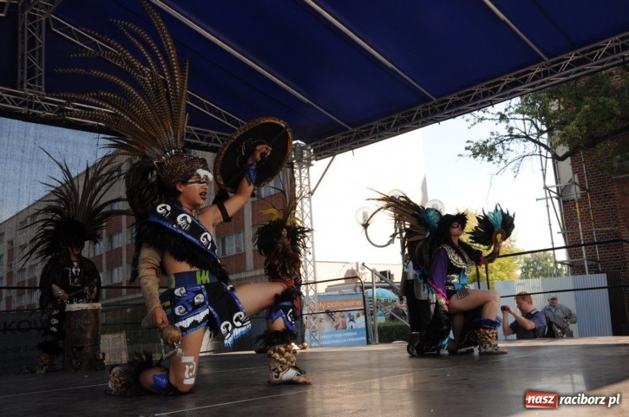 Zdjęcie w galerii na portalu naszraciborz.pl: Potomkowie Azteków tańczyli na Rynku wiadomości z regionu