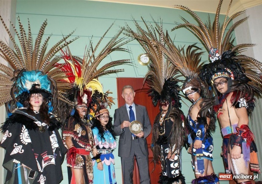 Zdjęcie w galerii na portalu naszraciborz.pl: Potomkowie Azteków tańczyli na Rynku wiadomości z regionu