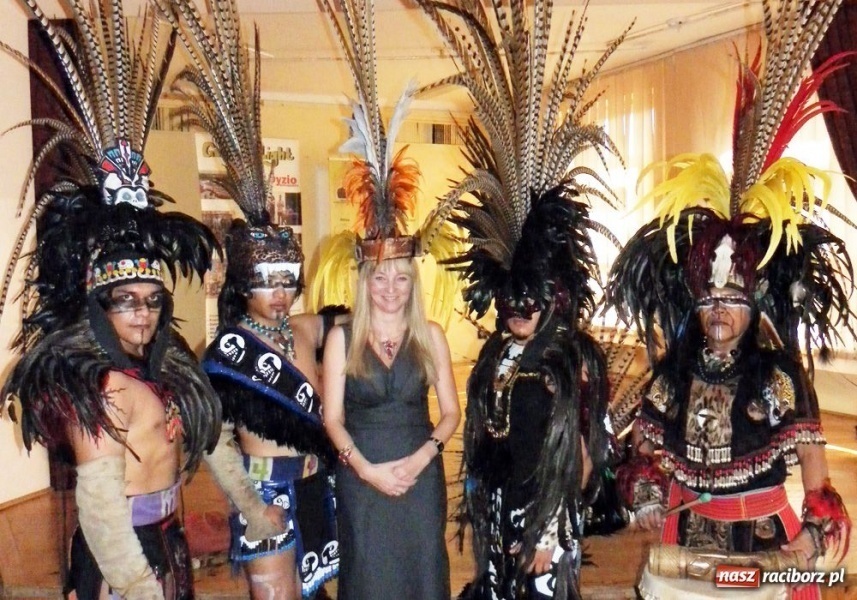 Zdjęcie w galerii na portalu naszraciborz.pl: Potomkowie Azteków tańczyli na Rynku wiadomości z regionu