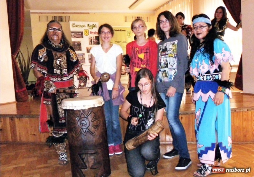 Zdjęcie w galerii na portalu naszraciborz.pl: Potomkowie Azteków tańczyli na Rynku wiadomości z regionu