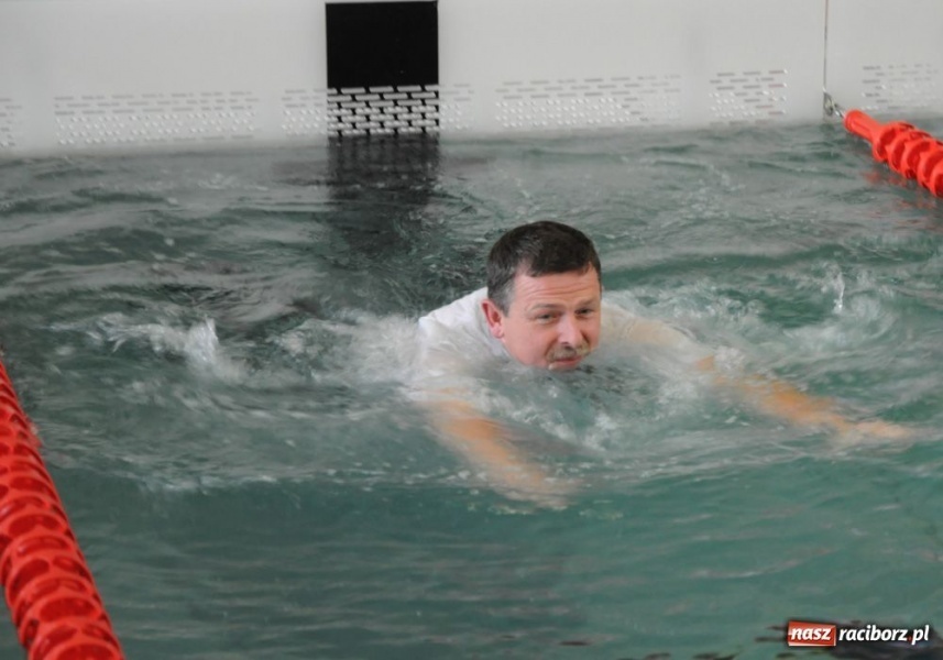 Zdjęcie w galerii na portalu naszraciborz.pl: Starosta wskoczył na płyciznę wiadomości z regionu