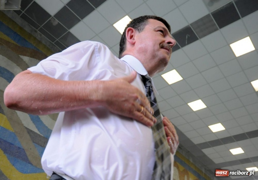 Zdjęcie w galerii na portalu naszraciborz.pl: Starosta wskoczył na płyciznę wiadomości z regionu