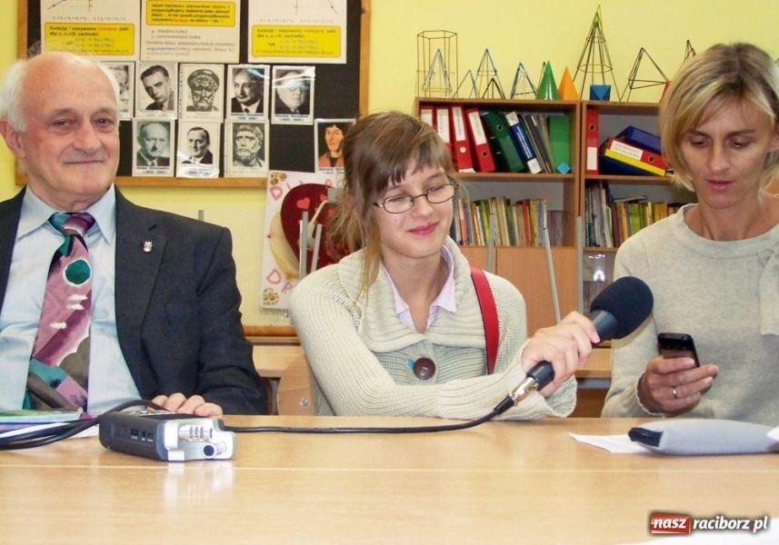 Zdjęcie w galerii na portalu naszraciborz.pl: Gimnazjum nr 5 uczciło pamięć ofiar wiadomości z regionu