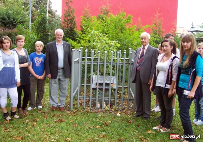 Zdjęcie w galerii na portalu naszraciborz.pl: Gimnazjum nr 5 uczciło pamięć ofiar wiadomości z regionu