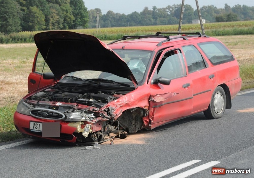 Zdjęcie w galerii na portalu naszraciborz.pl: Czołowe zderzenie na DK 45 wiadomości z regionu
