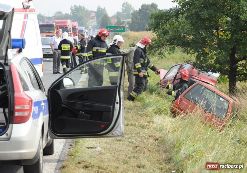 Zdjęcie w galerii na portalu naszraciborz.pl: Czołowe zderzenie na DK 45 wiadomości z regionu
