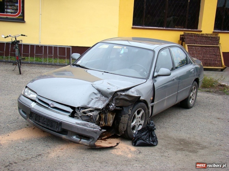 Zdjęcie w galerii na portalu naszraciborz.pl: Zderzenie opla i mazdy w Jankowicach wiadomości z regionu