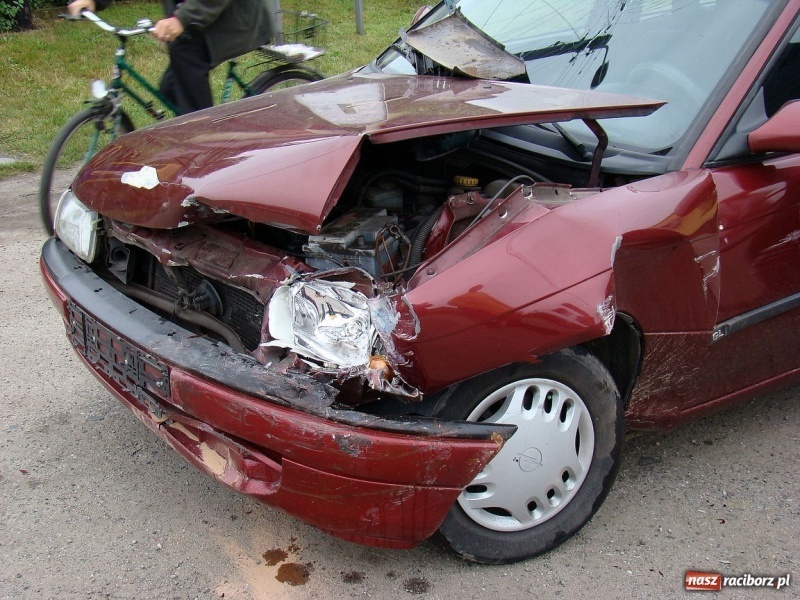 Zdjęcie w galerii na portalu naszraciborz.pl: Zderzenie opla i mazdy w Jankowicach wiadomości z regionu