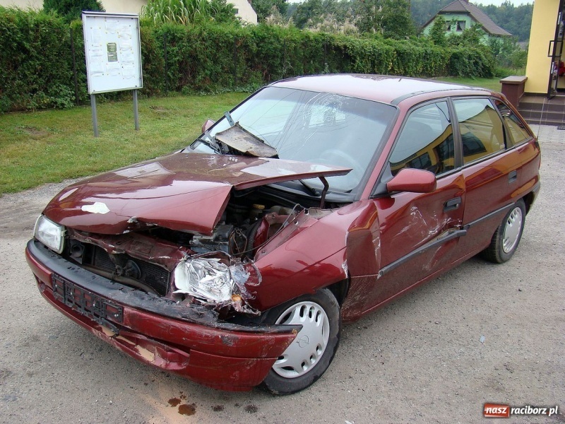 Zdjęcie w galerii na portalu naszraciborz.pl: Zderzenie opla i mazdy w Jankowicach wiadomości z regionu