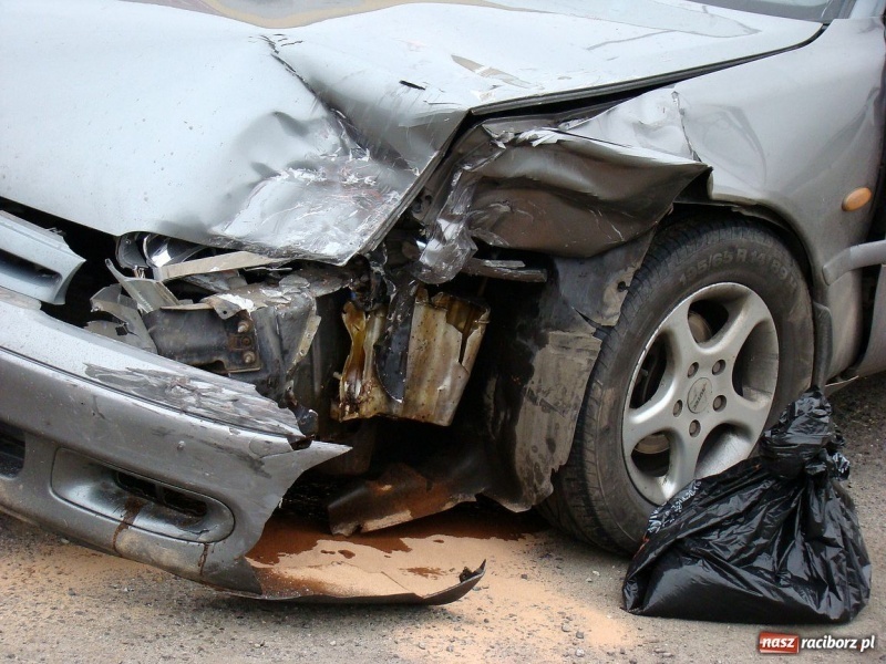 Zdjęcie w galerii na portalu naszraciborz.pl: Zderzenie opla i mazdy w Jankowicach wiadomości z regionu