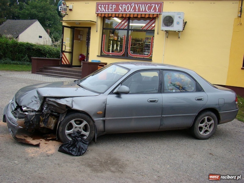 Zdjęcie w galerii na portalu naszraciborz.pl: Zderzenie opla i mazdy w Jankowicach wiadomości z regionu