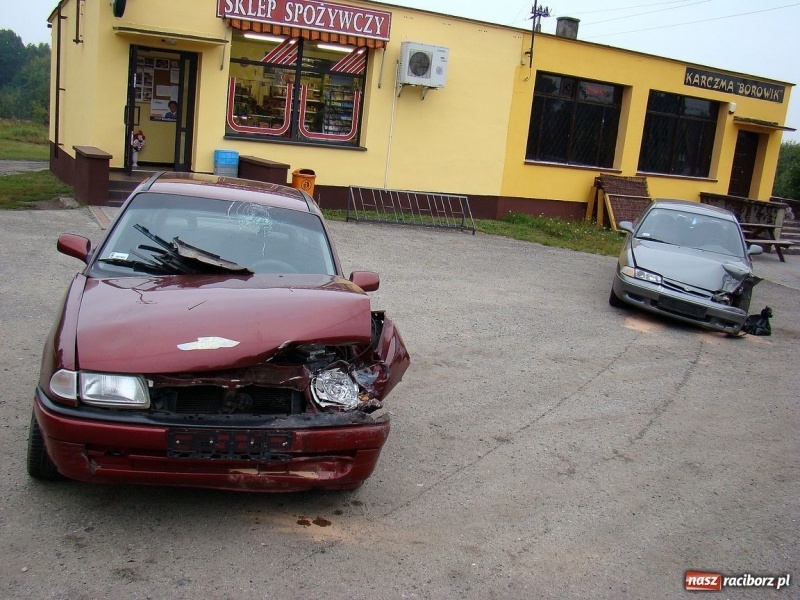 Zdjęcie w galerii na portalu naszraciborz.pl: Zderzenie opla i mazdy w Jankowicach wiadomości z regionu