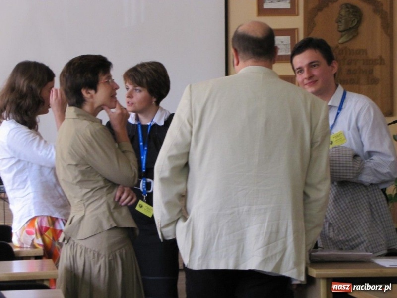 Zdjęcie w galerii na portalu naszraciborz.pl: W PWSZ dyskutują po angielsku wiadomości z regionu