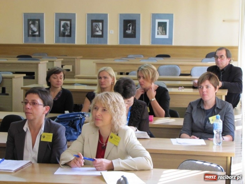 Zdjęcie w galerii na portalu naszraciborz.pl: W PWSZ dyskutują po angielsku wiadomości z regionu