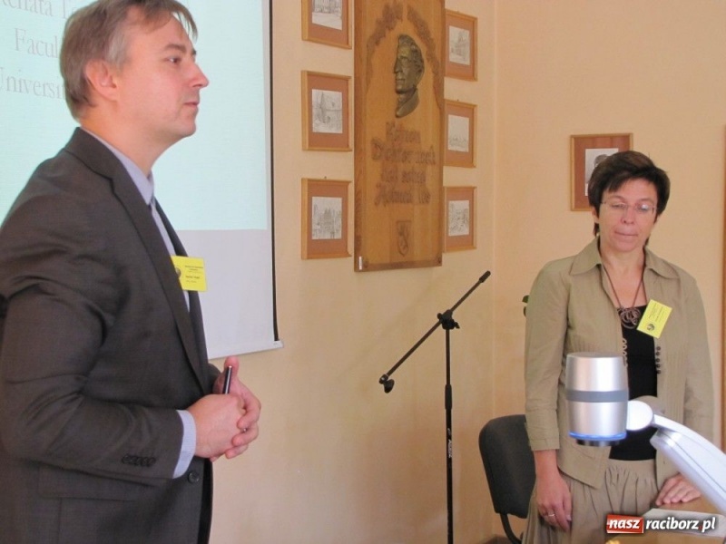 Zdjęcie w galerii na portalu naszraciborz.pl: W PWSZ dyskutują po angielsku wiadomości z regionu